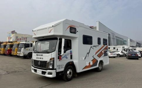 重汽豪沃轻卡房车 后横床上下铺 白色内饰