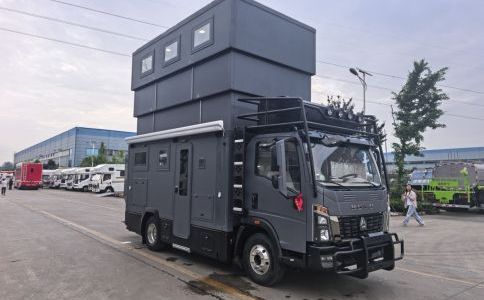 重汽豪沃三层套娃升顶房车